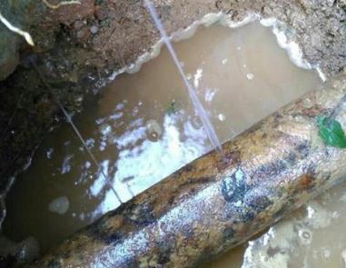 商都楼顶渗水维修公司分享下地暖漏水的原因及检测方法。